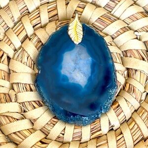 ☀️ VTG Blue Teal Aqua Agate Slice Leaf Pendant 2” Long Gold Tone
